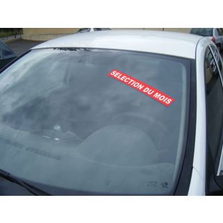 autocollant avantage sélection du mois en situation sur un pare brise d'un parc auto occasion