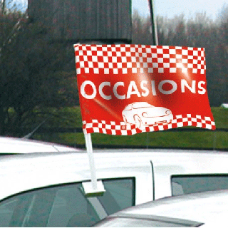 Drapeau occasion rouge de vitre automobile en situation