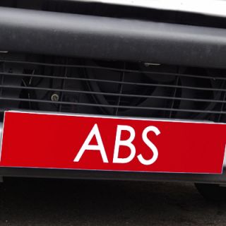 Cache plaque d'immatriculation avantage rouge ABS