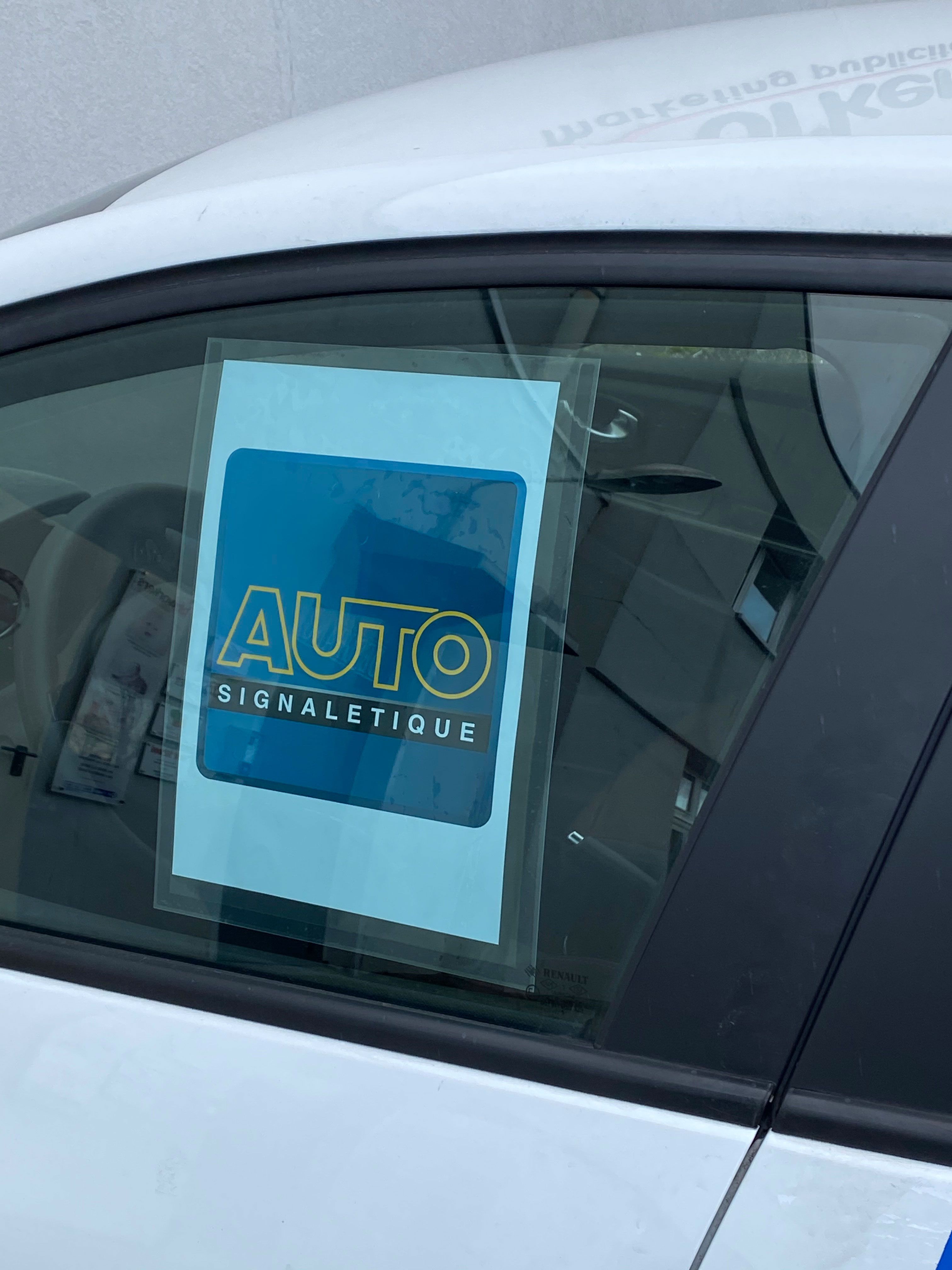 Porte affiche repositionnable positionné sur une vitre latérale à commander chez Autosignalétique